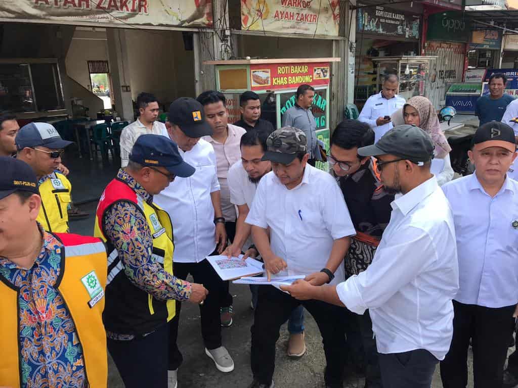Kadis PUPR Banda Aceh didampingi Asisten II Pemko Jalaludin menjelaskan rencana pengembangan Simpang 7 Ulee Kareng kepada Anggota Komisi V DPR RI asal Aceh Irmawan dan Kepala Balai Pelaksana Jalan Nasional Aceh Heru Sudiatmanto beberapa waktu lalu