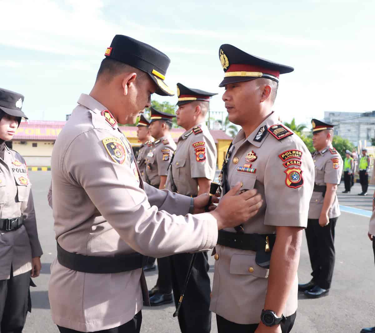 Kapolres Lhokseumawe AKBP Henki Ismanto memimpin serah terima jabatan Kasat Lantas, Kasat Samapta dan enam Kapolsek, di lapangan apel Satya Haprabu Polres Lhokseumawe, Rabu pagi (14/5)
