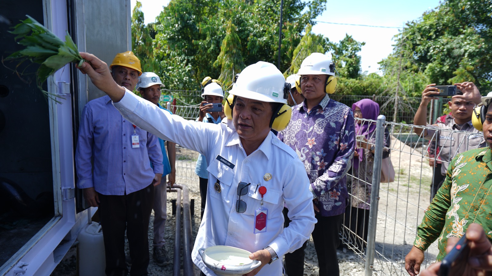 Pj Bupati Simeulue Ahmadliyah didampingi GM PLN UID Aceh Parulian Noviandri pada acara peusijuek mesin yang dilaksanakan di PLTD Kampung Aie Kecamatan Simeulue Tengah, Rabu (21/6)