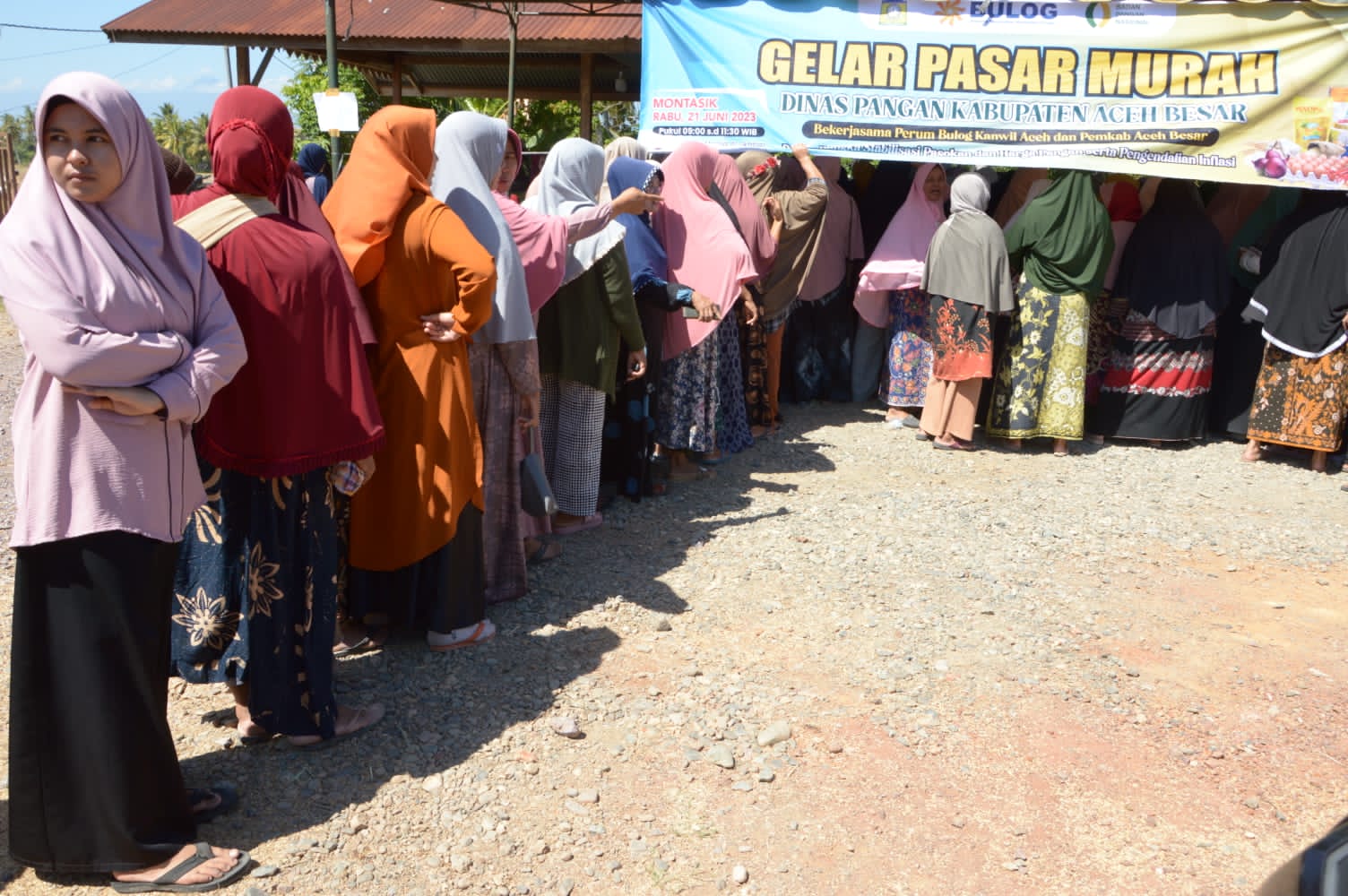 Ratusan masyarakat Gampong Empe Tinong dan sekitarnya antri berbelanja di pasar murah yang digelar Pemkab Aceh Besar dan Perum Bulog Kanwil Aceh di halaman Masjid Al-Ikhtiar Gampong Empe Tunong, Kecamatan Montasik, Aceh Besar, Rabu (21/6)