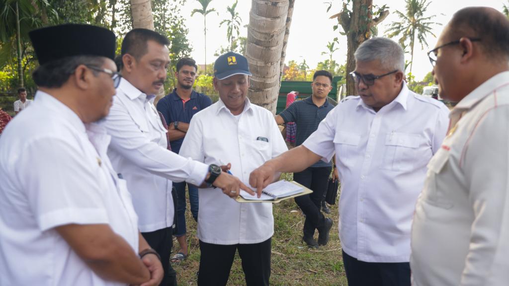 Sekda Aceh Bustami Hamzah bersama Asisten Deputi III/V Kamtibmas Kemenko Polhukam RI Brigjen Pol Bambang Pristiwanto dan Pj Bupati Pidie Wahyudi Adisiswanto, meninjau persiapan kunjungan kerja Presiden Jokowi di lokasi area Rumoh Geudong, Kamis (22/6)