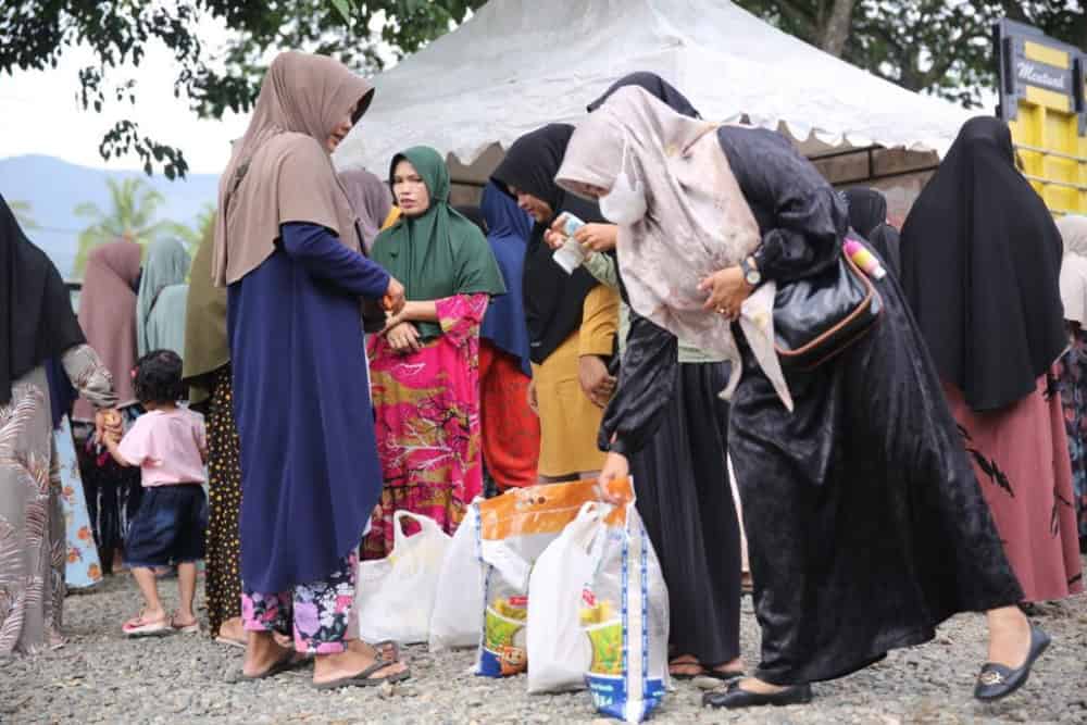 Masyarakat Kecamatan Simpang Tiga, Aceh Besar antri membeli paket sembako murah yang digelar Pemkab Aceh Besar bekerjasa sama dengan Disperindag Aceh serta Bulog Aceh, di Halaman Kantor Camat Simpang Tiga, Jum'at pagi (16/6/2023) pagi. FOTO: MC ACEH BESAR