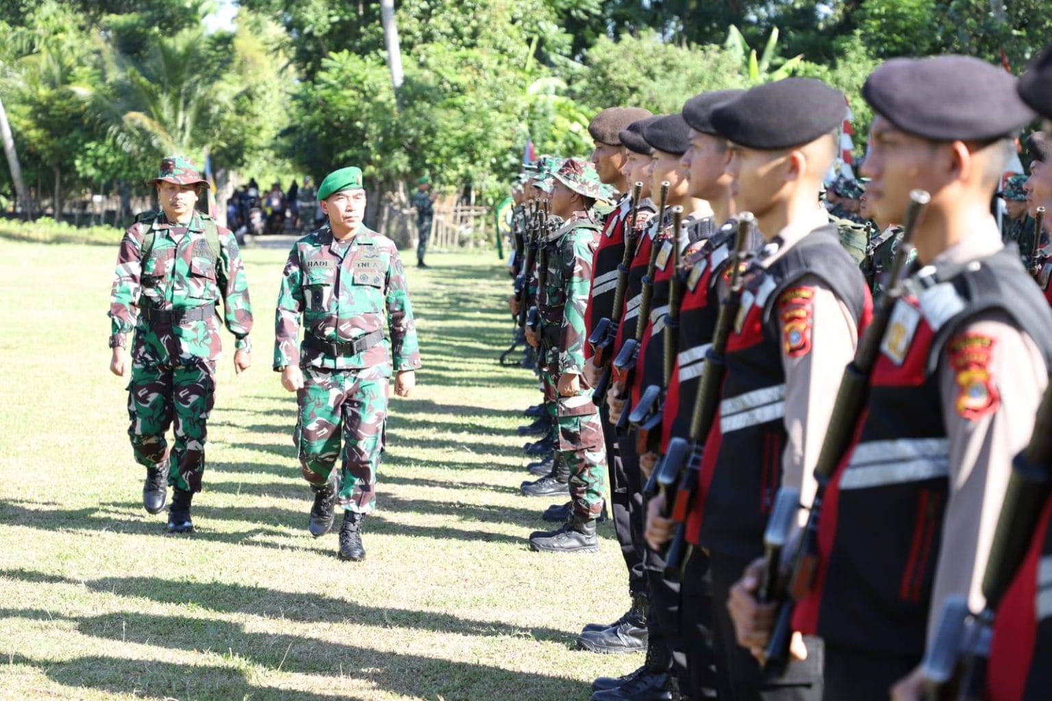 Kasdam Iskandar Muda Brigjen TNI Hadi Basuki mewakili Pangdam IM memimpin upacara penutupan Operasi Teritorial TNI Tahun 2023 di wilayah Kodim 0102/Pidie, di lapangan bola kaki Desa Dayah Menara Kecamatan Titeu, Jum’at (7/7)