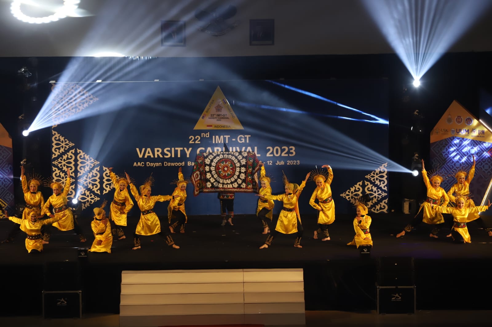 Tarian tradisional dari tiga negara peserta The Indonesia-Malaysia-Thailand Growth Triangle (IMT-GT) Varsity Carnival ke-22 (IMT-GT) tampil menyemarakkan opening ceremony IMT-GT di AAC Dayan Dawood USK, Ahad malam (9/7)