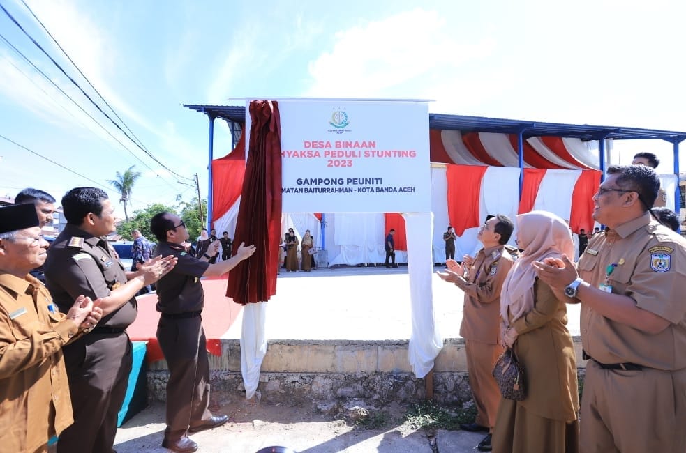 Wakajati Aceh Rudi Irmawan SH MH didampingi Pj Wali Kota Banda Aceh Amiruddin meluncurkan Gampong Peuniti sebagai Gampong Binaan Adhyaksa Peduli Stunting 2023, Senin (17/7)