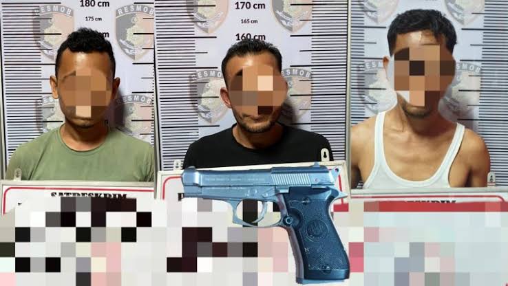 Tim Unit V Resmob Satreskrim Polres Lhokseumawe membekuk tiga tersangka penculikan dengan menggunakan senjata laras pendek, di Kabupaten Aceh Timur
