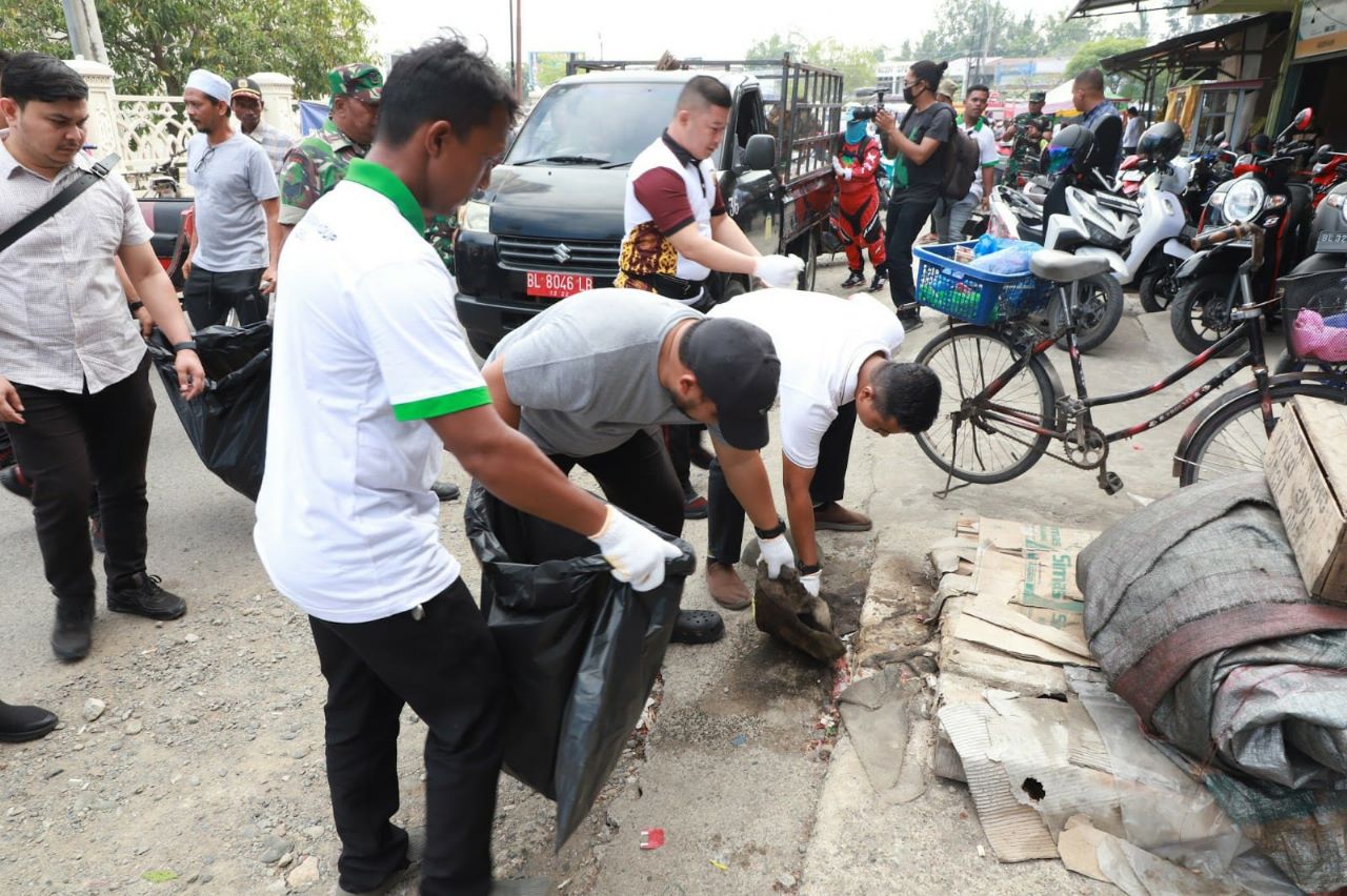 Pj Bupati Aceh Besar Muhammad Iswanto bersama sejumlah Kepala OPD kembali melakukan aksi 1 jam pungut sampah di Pasar Induk Lambaro, Kecamatan Ingin Jaya, Aceh Besar, Sabtu pagi (22/97)