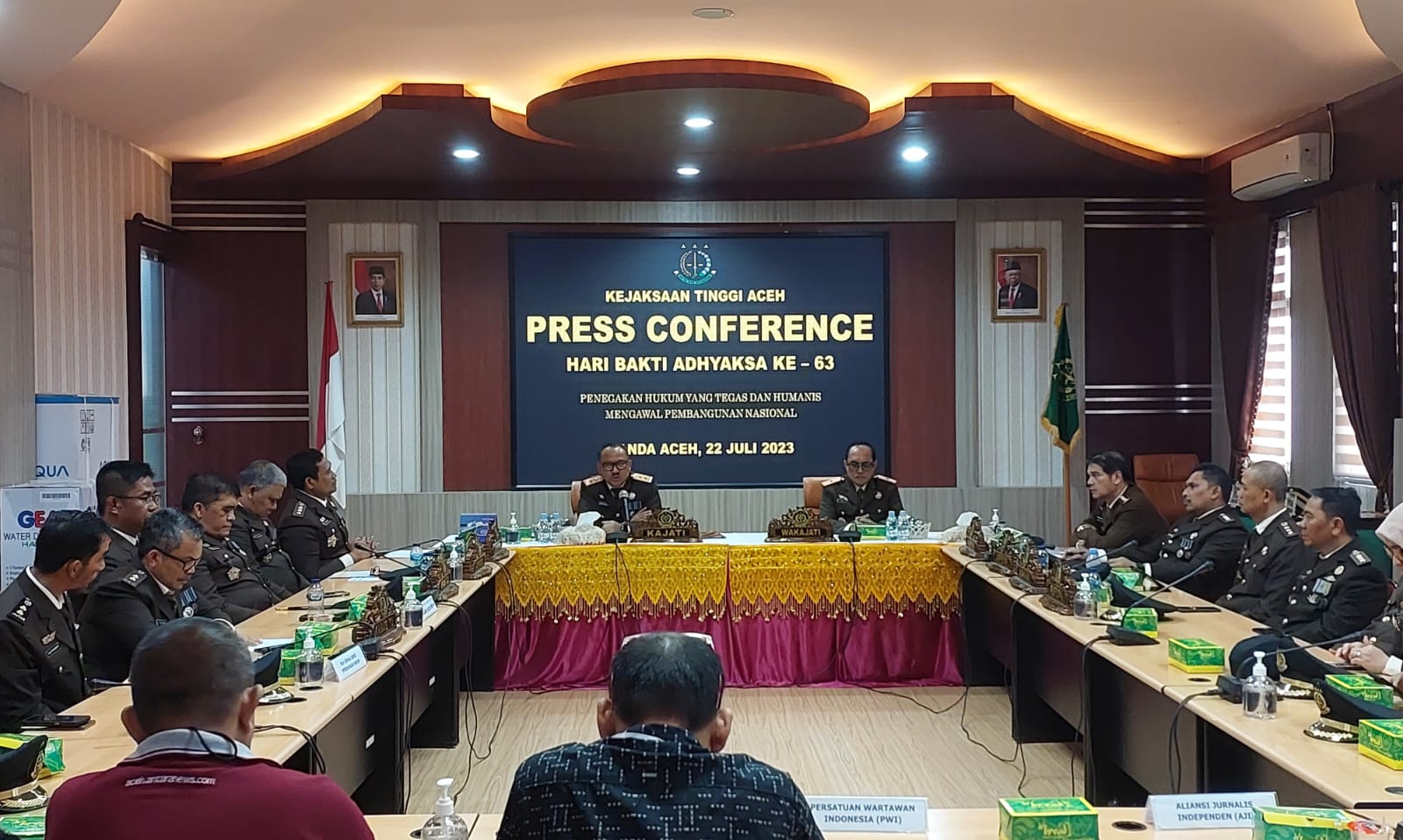Kajati Aceh Bambang Bachtiar SH MH didampingi Wakajati Rudi Irmawan dalam konferensi pers pada rangka Hari Bhakti Adhyaksa ke-63 di Aula Lantai II Kejati Aceh, Sabtu (22/7)