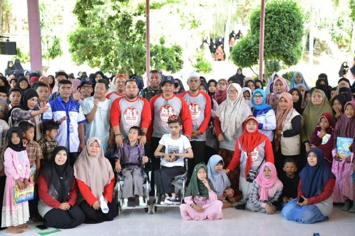 Pj Bupati Aceh Besar Muhammad Iswanto didampingi Bunda PAUD Aceh Besar yang juga Ketua LKKS Aceh Besar Cut Rezky Handayani SIP MM foto bersama dengan anak-anak pada peringatan Hari Anak Nasional 2023, di Yayasan Ash Shilah Panti Maryam Binti Ibrahim, Pompes Dar Maryam, Samahani, Kecamatan Kuta Malaka, Ahad (23/7)
