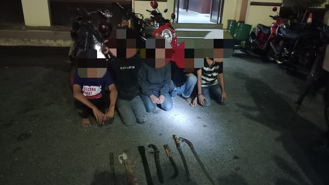 Polsek Banda Sakti menangkap lima remaja dan menyita enam bilah senjata tajam di Desa Ujong Blang Kecamatan Banda Sakti Kota Lhokseumawe, Ahad dini hari (23/7)
