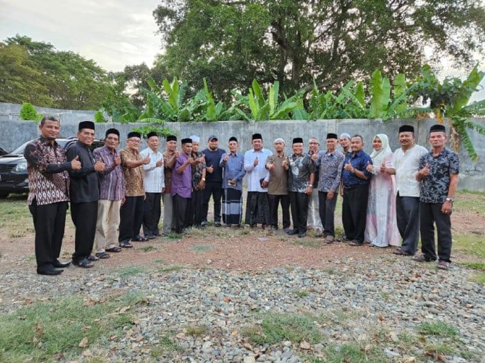 Pj Bupati Aceh Besar Muhammad Iswanto bersama pengurus Forum Imuem Mukim Aceh Besar (FIMAB), Sabtu (22/7) petang di Gani, Kecamatan Ingin Jaya
