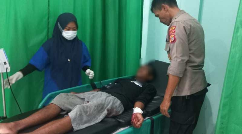 AH (35) seorang warga Dusun Damai Desa Dalam, Kecamatan Karang Baru, Aceh Tamiang diselamatkan dari percobaan bunuh diri dengan memakai sebilah pisau diduga hendak mengakhiri hidupnya
