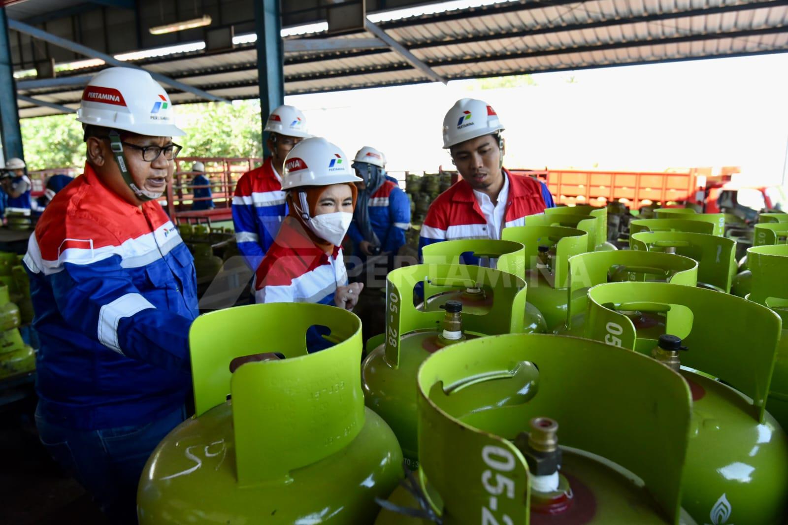 Direktur Utama Pertamina Nicke Widyawati melakukan sidak ke SPPBE di Pendungan Denpasar Bali untuk memonitor pasokan LPG subsidi 3 Kg, Ahad (30/7)