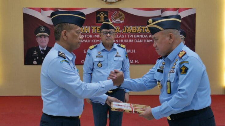 Kadiv Keimigrasian Kanwil Kemenkumham Aceh Filianto Akbar memimpin serah terima jabatan Kepala Kantor Imigrasi (Kakanim) Kelas I TPI Banda Aceh dari Elvi Sahlan kepada Gindo Ginting, di aula Bangsal Garuda, Senin (31/7)