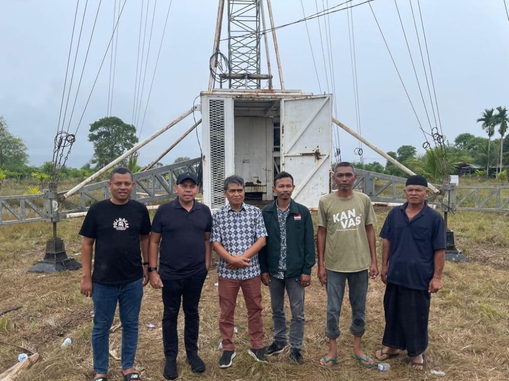 Anggota DPR RI Muslim saat meninjau lokasi pembangunan Tower BTS di Kota Jantho, Aceh Besar