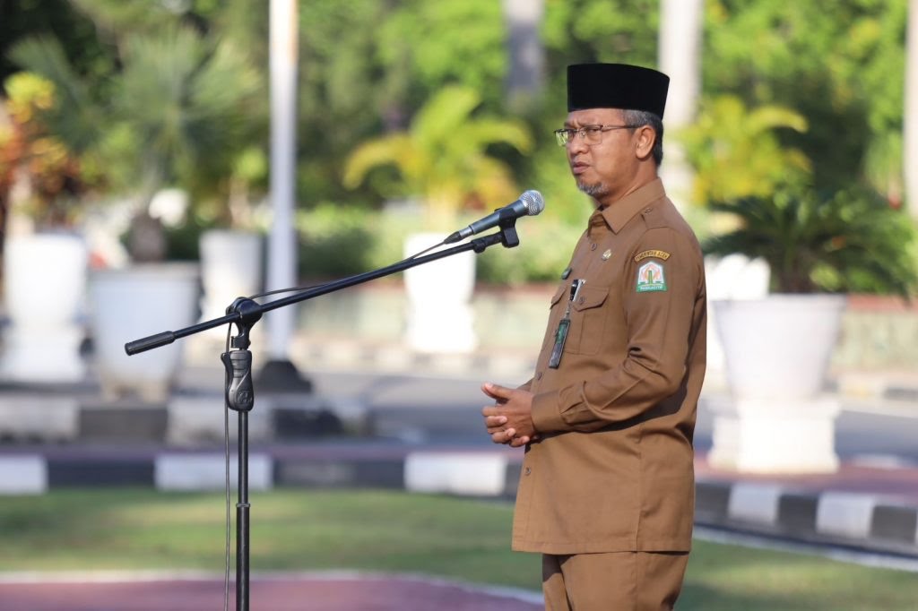 Asisten Administrasi Umum Setda Aceh Dr Iskandar AP SSos MSi memberikan arahan saat memimpin apel pagi di halaman Kantor Gubernur, Senin (3/7)