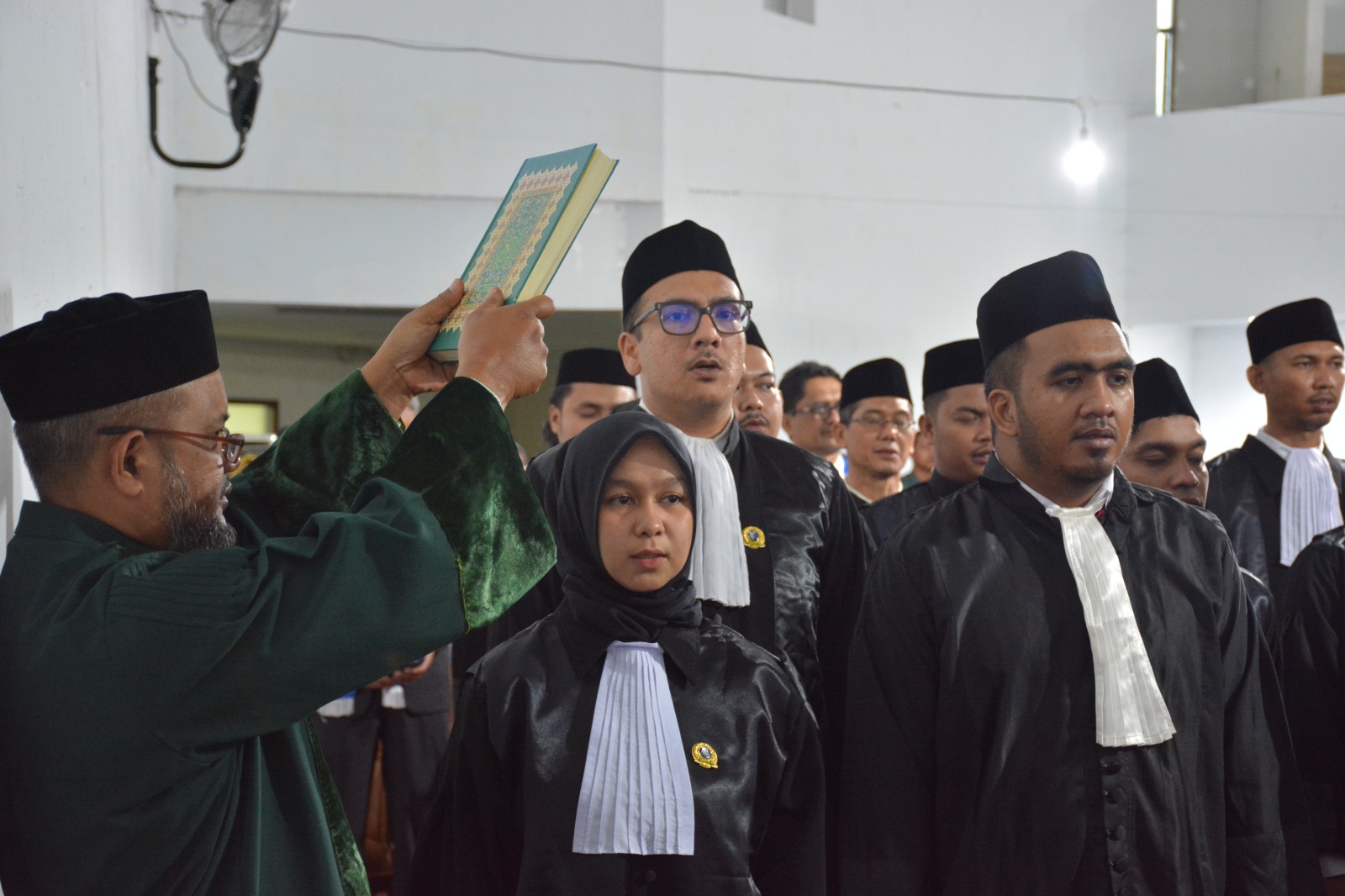Ketua Pengadilan Tinggi Banda Aceh Dr Suharjono SH MHum melantik dan mengambil sumpah terhadap 41 orang Advokat dari Perhimpunan Advokat Indonesia (PERADI) Wilayah Hukum Aceh, Rabu (5/7)