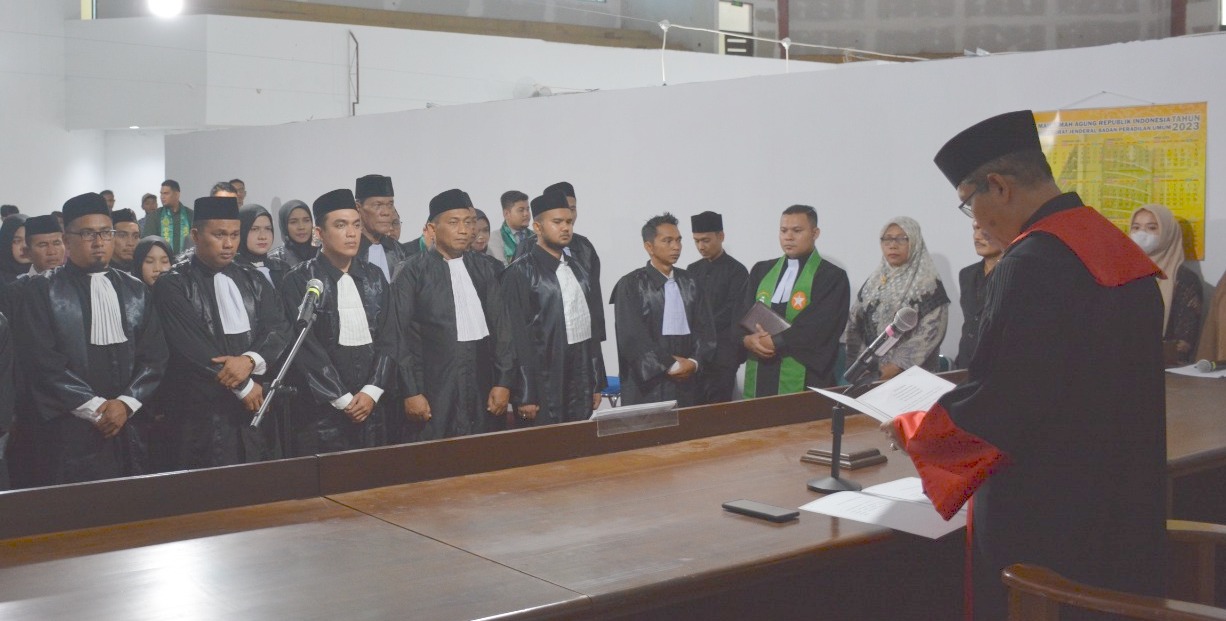Ketua Pengadilan Tinggi (KPT) Banda Aceh Dr Suharjono mengambil sumpah 27 orang Advokat APSI), 6 orang Advokat PPKHI dan 15 orang Advokat IKADIN