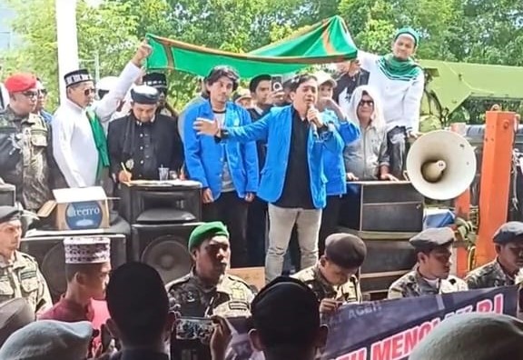 Mahasiswa UIN Ar-Raniry menggelar aksi unjuk rasa di gedung DPRA, Jum'at (7/7) yang menolak perpanjangan jabatan Achmad Marzuki sebagai Pj GubernurAceh