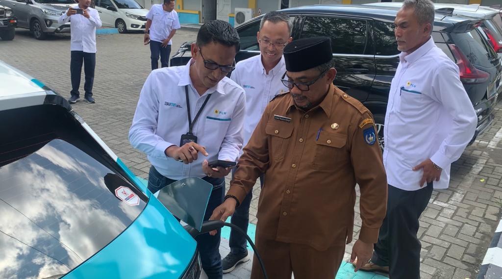 Peresmian SPKLU di Langsa ditandai uji coba penggisian daya kendaraan listrik serta tes drive mobil listrik oleh Manajemen PLN UP3 Langsa bersama Pj Walikota Langsa Said Mahdum Majid, Senin (10/7)