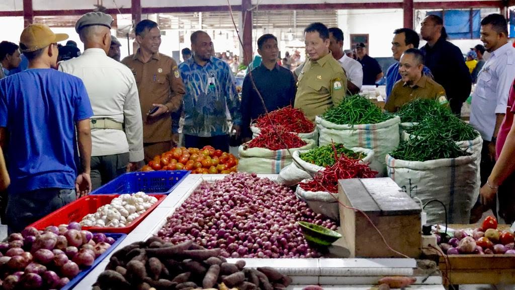 Pj Gubernur Aceh Achmad Marzuki, didampingi Kadis Perindag Aceh Mohd Tanwir dan Dirut Bank Aceh Syariah Muhammad Syah meninjau Pasar Al Mahirah, Gampong Lamdingin, Banda Aceh, Selasa (11/7)