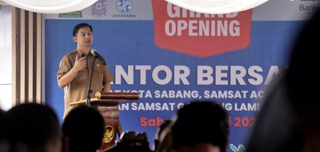 Kabid Pendapatan BPKA Saumi Elfiza menyampaikan sambutan saat meresmikan gedung Samsat Sabang, Aceh Selatan dan Samsat Gampong Lamlo di Kota Sabang, Selasa (11/7)
