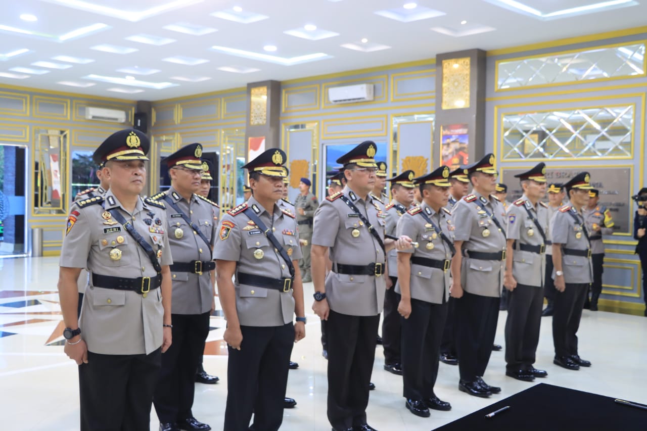 Kapolda Aceh Irjen Pol Ahmad Haydar memimpin upacara sertijab sejumlah pejabat utama (PJU) dan Kapolres jajaran Polda Aceh yang dipusatkan di lobby Mapolda Aceh, Rabu pagi (12/7)