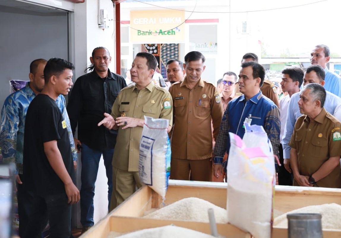 Dirut Bank Aceh Syariah Muhammad Syah bersama Pj Gubernur Aceh Achmad Marzuki saat mengunjungi Pasar Al Mahirah Lamdingin Banda Aceh