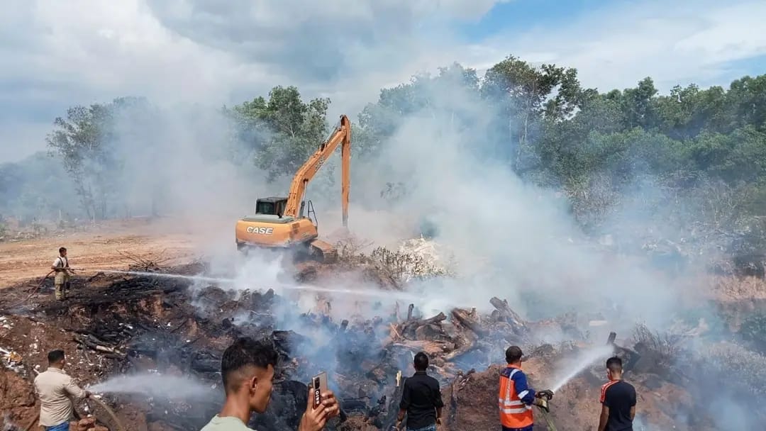 Tempat Pembuangan Akhir (TPA) di Gampong Data Makmur, Kecamatan Blang Bintang, Kabupaten Aceh Besar dilaporkan terbakar pada Kamis siang (13/7) sekitar pukul 13.46 Wib.