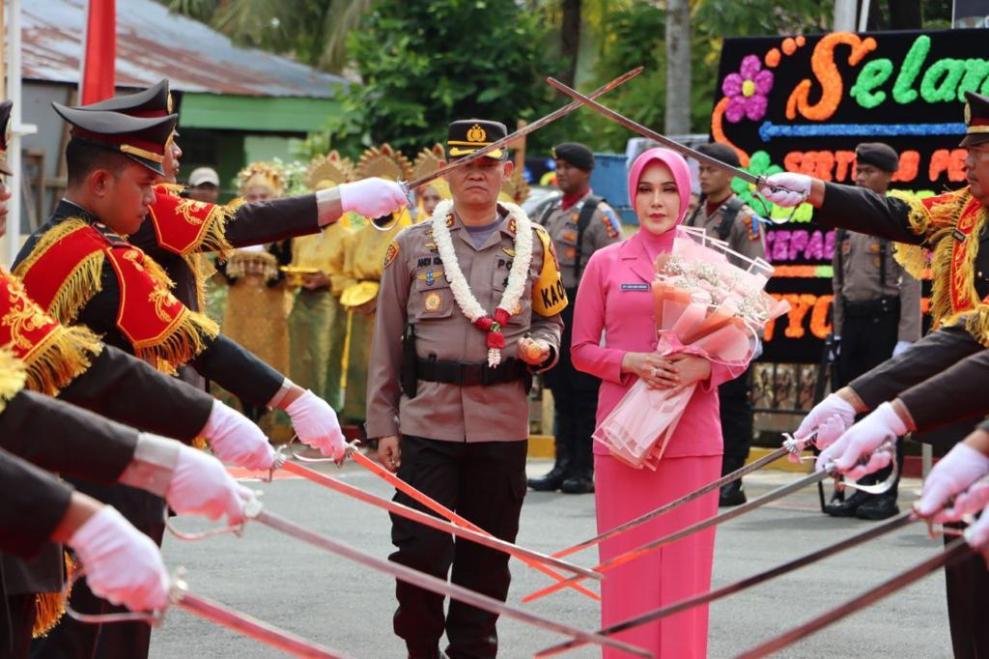 Kapolres Aceh Barat AKBP Andi Kirana disambut tradisi pedang pora