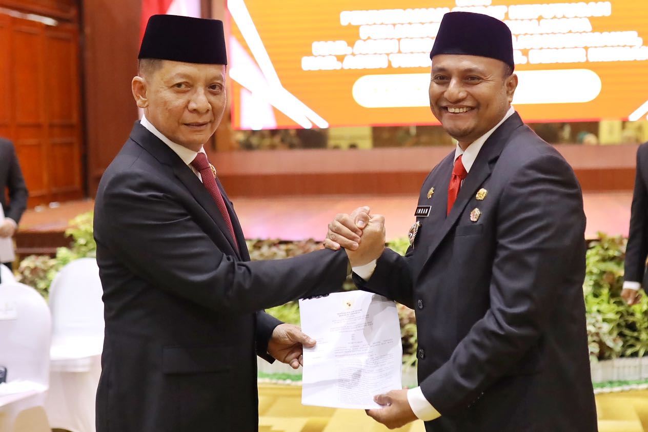 Pj Gubernur Aceh Achmad Marzuki menyerahkan surat keputusan perpanjangan masa jabatan Pj Wali Kota Lhokseumawe kepada Dr Imran MSi