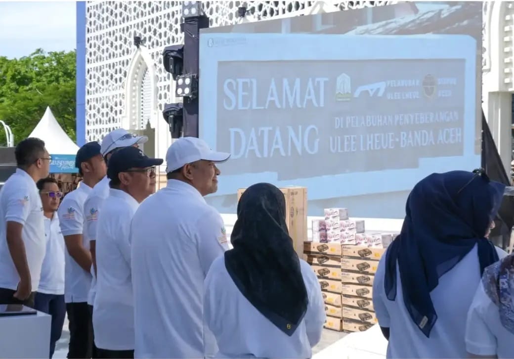 Kepala Perwakilan BI Provinsi Aceh Rony Widijarto Purubaskoro dan Kadis Perhubungan Aceh Teuku Faisal meluncurkan Elektronifikasi Pelabuhan Ulee Lheue di Balee Meuseuraya Banda Aceh, Ahad, 16 Juli 2023