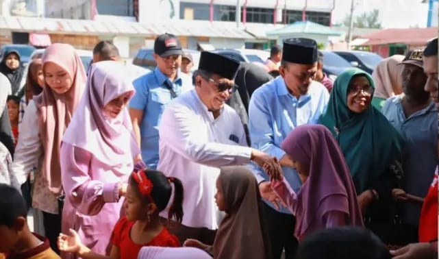 Pj Bupati Pidie Wahyudi Adisiswanto mengajak 100 anak yatim dan duafa untuk belanja perlengkapan sekolah, di Pasar Kota Sigli, Ahad (16/7)