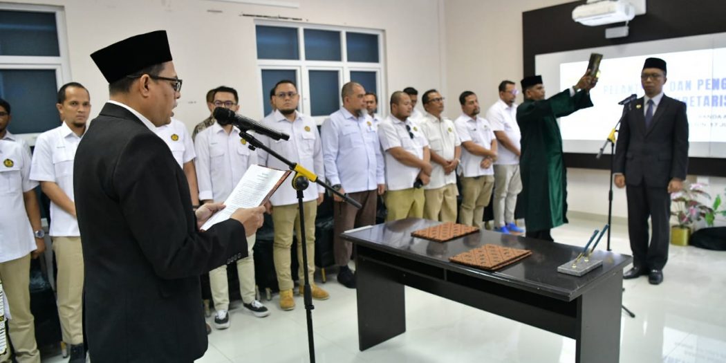 Kepala BPMA Teuku Mohamad Faisal melakukan pengambilan sumpah jabatan dan pelantikan Irawan Pandu Negara sebagai Sekretaris BPMA, di aula Kantor BPMA, Senin (17/7)