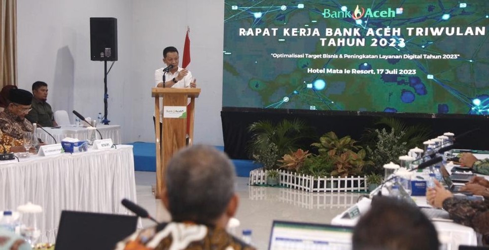 Pj Gubernur Aceh Achmad Marzuki, memberikan sambutan serta arahan saat membuka Rapat Kerja Bank Aceh Syariah Triwulan II Tahun 2023, di Mata Ie Resort Sabang, Senin (17/7)