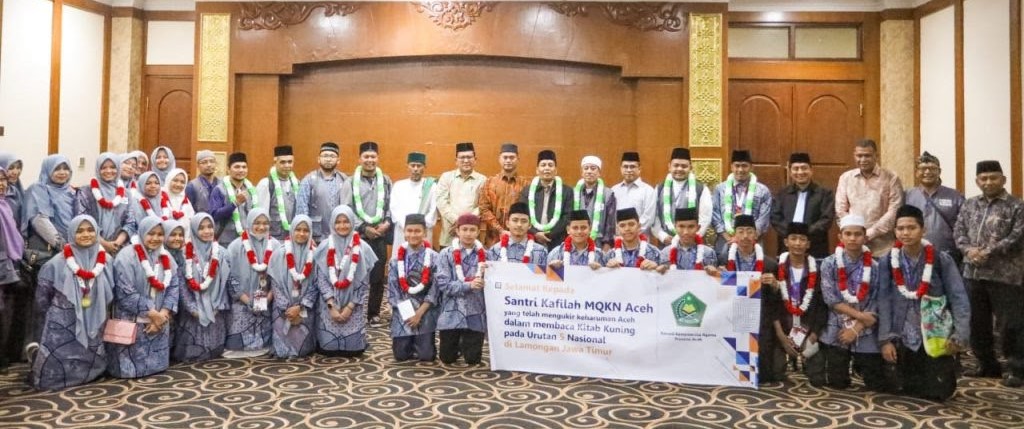 Kadis Pendidikan Dayah Aceh Zahrol Fajri bersama Kakanwil Kemenag Aceh Azhari dan Pimpinan Dayah Markaz Al-Islah Al-Aziziyah Tgk Bulqaini Tanjungan foto bersama Kafilah Aceh dan sejumlah official peserta MQK Tingkat Nasional Tahun 2023 saat tiba di VVIP Bandara SIM Aceh Besar, Rabu (19/7)