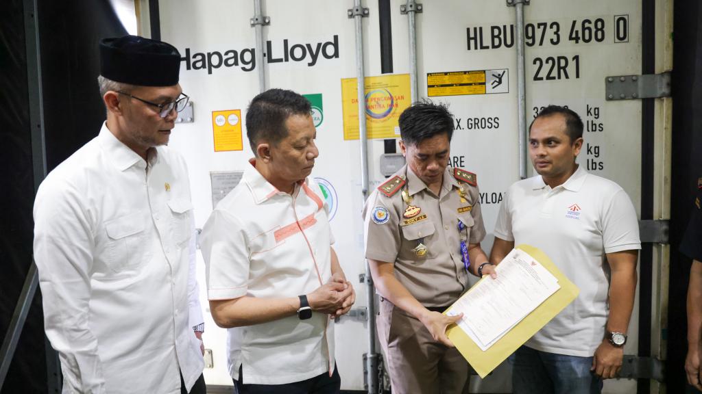 Pj Gubernur Aceh Achmad Marzuki saat menghadiri pelepasan ekspor perdana ikan tuna loin dan saku dari Aceh ke Arab Saudi, di Pelabuhan Perikanan Samudera Lampulo, Banda Aceh, Rabu (19/7)