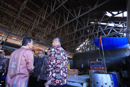 Pj Wali Kota Banda Aceh Amiruddin meninjau Pasar Al Mahirah Lamdingin yang rusak dan bocor atapnya, Kamis (20/7)