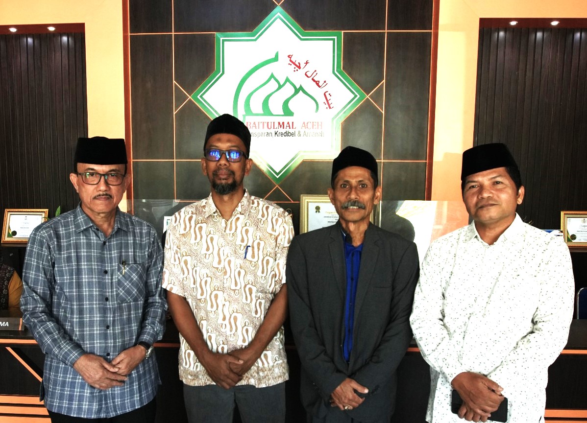 Ketua Majelis Permusyawaratan Ulama Aceh Tgk Faisal Ali bersama Wakil Ketua II MPU Aceh Dr Tgk Muhibbuththabary MAg seusai menyerahkan infak ke Baitul Mal Aceh didampingi Anggota Badan BMA Mukhlis Sya’ya, ST dan Dr Abdul Rani Usman, Senin (24/7)