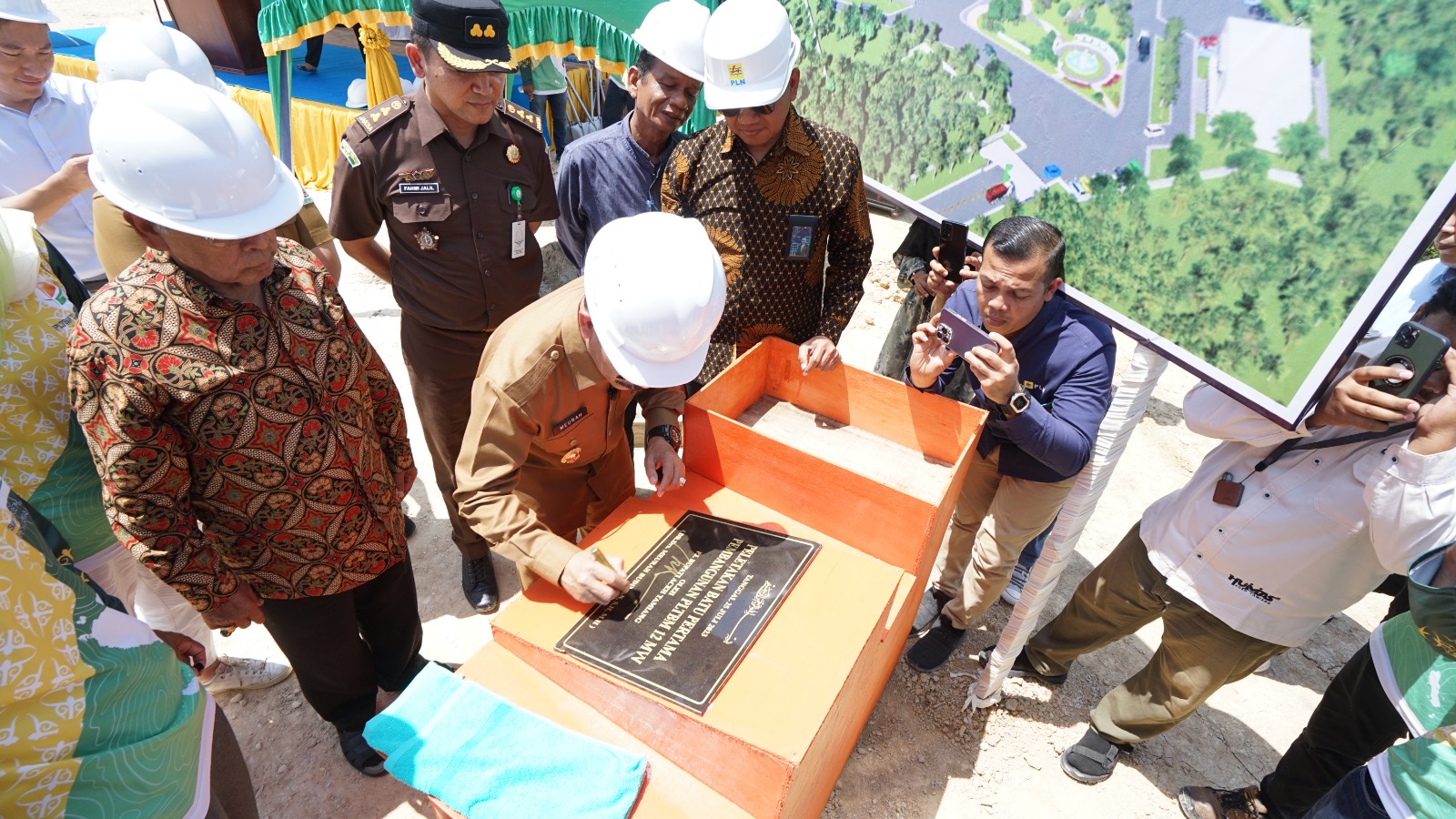 GM PLN Unit Induk Distribusi Aceh Parulian Noviandri, Pj Bupati Aceh Tamiang Meurah Budiman dan PT Prima Energi Lestari melakukan peletakan batu pertama proyek Pembangkit Listrik Tenaga Biomassa (PLTBm) 12 MW di Aceh Tamiang, Selasa (25/7)