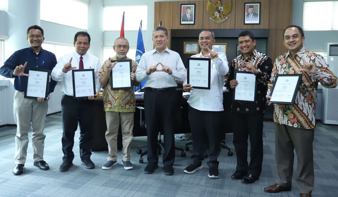 Rektor USK Prof Dr Ir Marwan bersama dekan tiga fakultas dan ketua prodi yang meraih akreditasi internasional ASIIN, Selasa (25/7/2023)