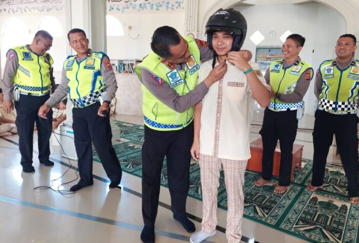 Dirlantas Polda Aceh Kombes Pol M Iqbal Alqudusy menyampaikan pesan-pesan tertib berlalu lintas lantas kepada siswa di SMA Negeri 2 Banda Aceh, Rabu (26/7)