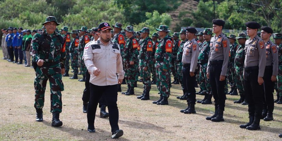 Pj Bupati Aceh Besar Muhammad Iswanto saat memeriksa pasukan dan personel apel Kesiapsiagaan Penanggulangan Bencana Kebakaran Hutan dan Lahan tahun 2023, di Lapangan Sepak Bola Gampong Meunasah Mon Kecamatan Mesjid Raya, Kamis (15/6/2023)