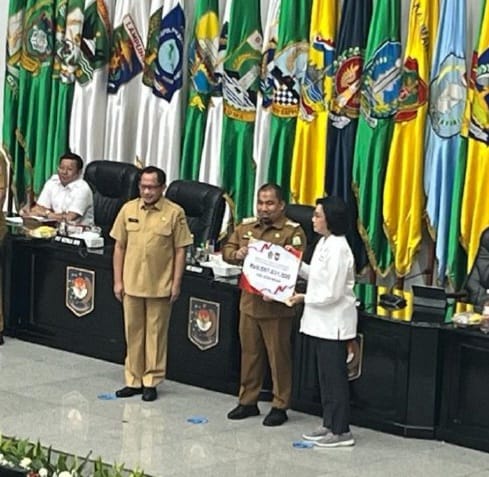 Pj Bupati Aceh Besar Muhammad Iswanto menerima penghargaan Insentif Fiskal Kinerja Tahun Berjalan dari Meukeu Sri Mulyani disaksikan Mendagri Tito Karnavian, di Hall Sasaa Bhakti Praja di Gedung Utama Kemendagri, Jakarta, Senin (31/7)