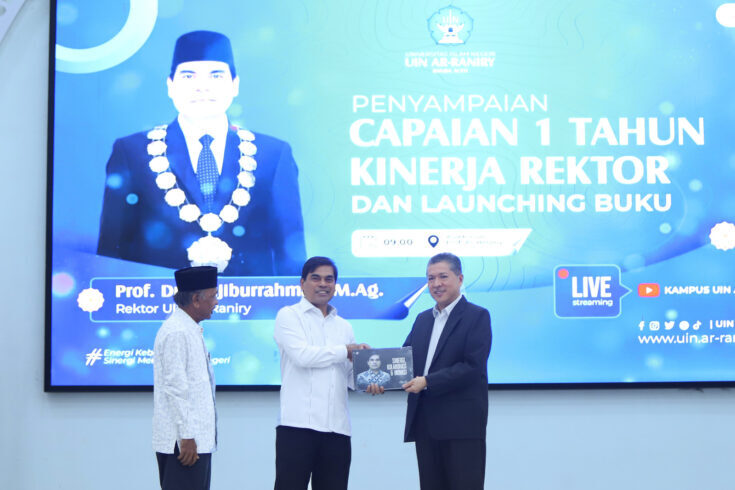 =Prof Dr Mujiburrahman MAg didampingi Rektor USK Prof Marwan meluncurkan buku catatan kinerja 1 tahun kepemimpinan Rektor UIN Ar-Raniry Banda Aceh periode 2022-2024, Senin (31/7) di Auditorium Prof Ali Hasjmy Darussalam