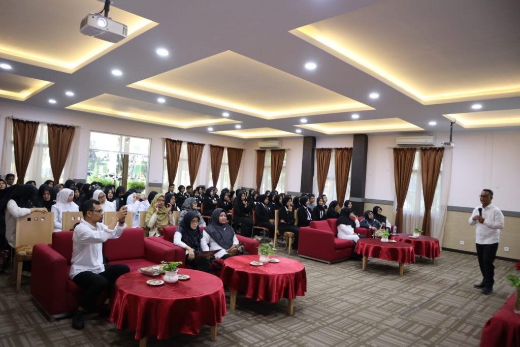 Kadis Peternakan Aceh Zalsufran, memberikan sosialisasi penyakit rabies dan bahaya serta cara pencegahannya kepada pelajar SMKN di Lhong Raya, Banda Aceh, Rabu pagi (2/8)