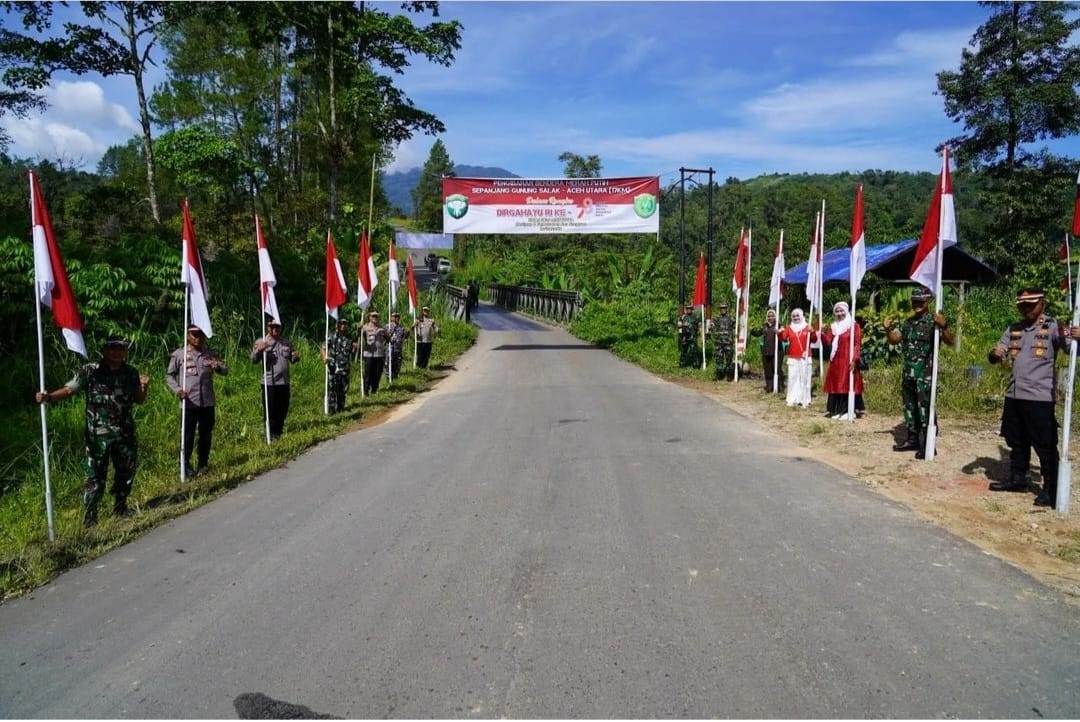 Pengibaran 2.000 bendera Merah Putih sepanjang 17 Kilometer di kawasan Gunung Salak, Kecamatan Nisam Antara, Aceh Utara, Kamis (3/8)