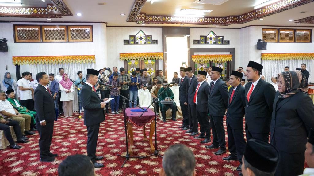 Pj Gubernur Aceh Achmad Marzuki saat melantik Komisioner KIP Aceh di Restauran Meuligoe Gubernur Aceh, Jum’at sore (4/8)