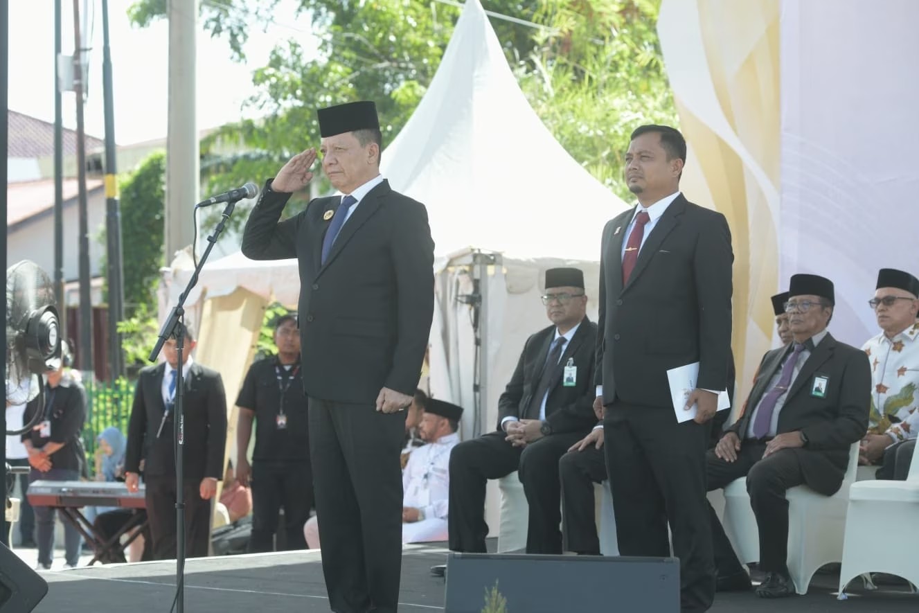 Pj Gubernur Aceh Achmad Marzuki menjadi Inspektur Upacara HUT ke-50 Bank Aceh Syariah, di Banda Aceh, Ahad (6/8/2023)