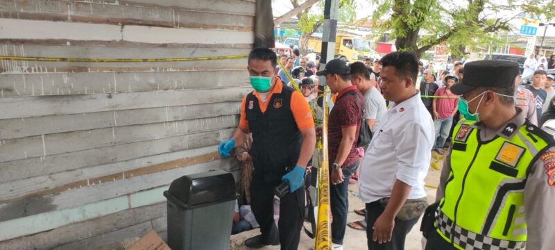Evakuasi mayat pria dan wanita yang ditemukan tewas dalam mobil sebuah bengkel di kawasan Jalan Soekarno-Hatta Gampong Lampeuot Kecamatan Banda Raya, Banda Aceh, Senin sore (7/8)